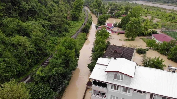 AFAD, sular altında kalan mahallede vatandaşları botla kurtardı
