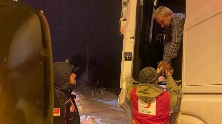 AFAD ve Kızılay, yolda mahsur kalan tır sürücülerini yalnız bırakmadı
