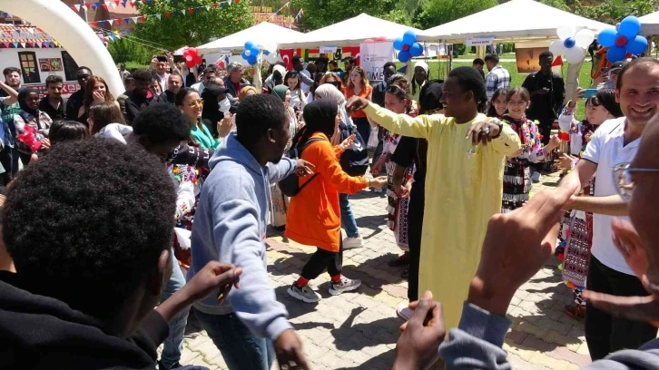 Afrikalı öğrenciler ‘Tokat sarması’ oynadı
