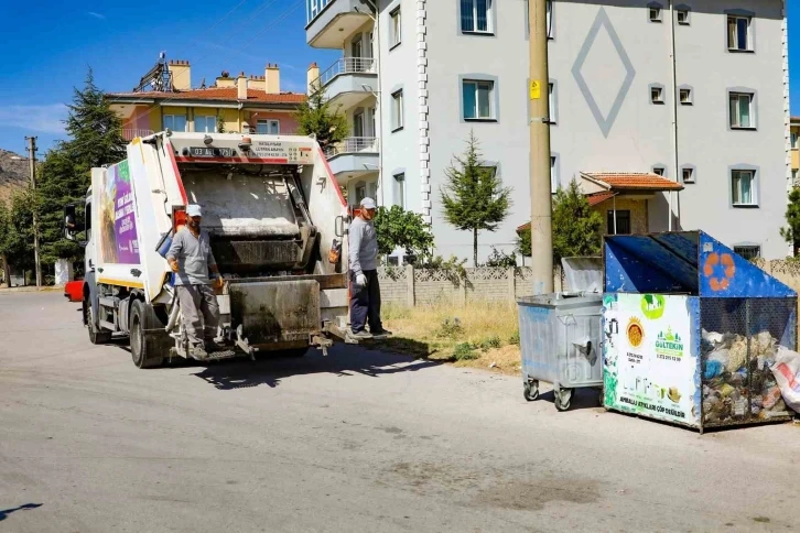 Afyonkarahisar’da çöp kamyonlarından çevreye gül kokusu yayılıyor
