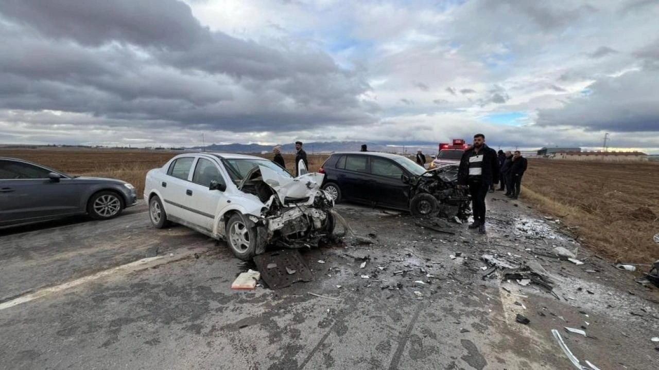 Afyonkarahisar'da feci kaza: 2 ölü, 3 yaralı!