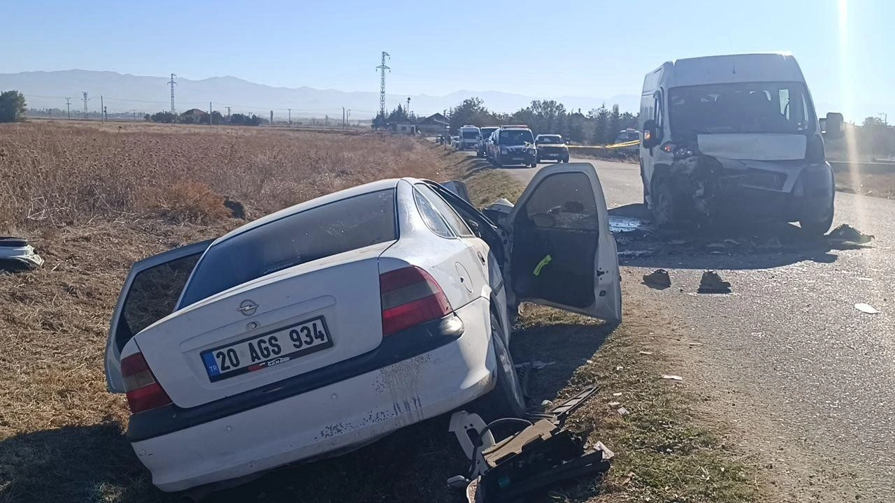 Afyonkarahisar'da feci kaza: Okul servisi ile otomobil çarpıştı, ölü ve yaralılar var!