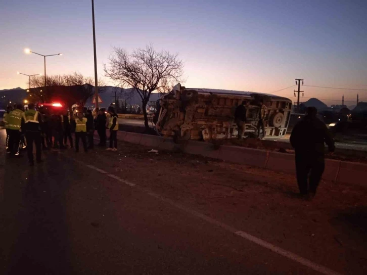 Afyonkarahisar’da işçi servisi refüje devrildi: 12 yaralı
