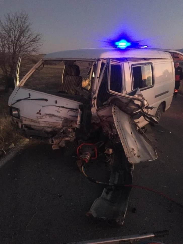 Afyonkarahisar’da trafik kazası: 2 ölü, 5 yaralı
