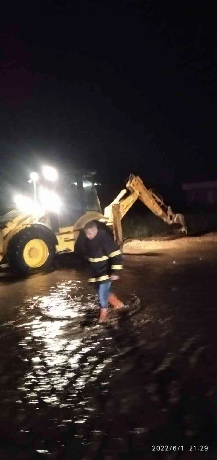 Afyonkarahisar’ın Şuhut ilçesinde şiddetli yağış ve dolu hayatı felç etti
