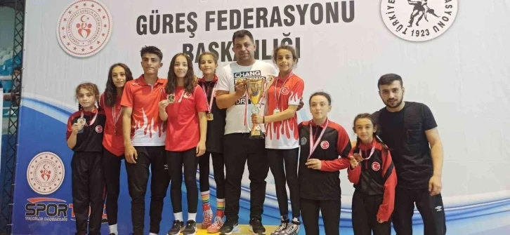 Afyonkarahisar Taşoluk Spor Kulübü güreşte Türkiye şampiyon oldu
