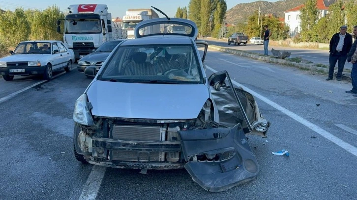 Afyonkarahisar’da kamyonet ile otomobil çarpıştı: 5 kişi yaralandı