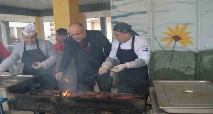 Afyonkarahisar’da sucuk mangalları depremzedeler için yandı