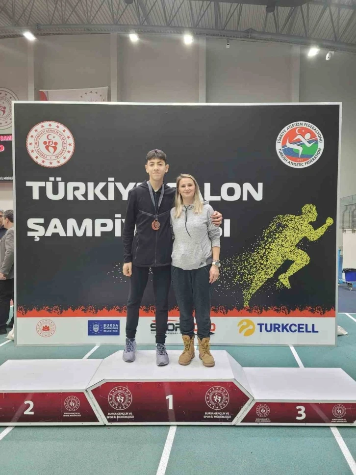 Afyonlu sporcu uzun atlamada Türkiye üçüncüsü oldu
