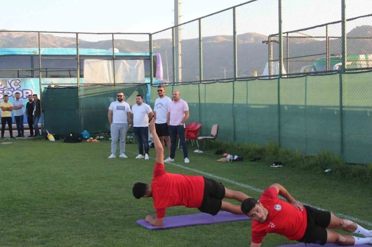 Afyonspor, yeni sezon hazırlıklarını çift idmanla sürdürdü
