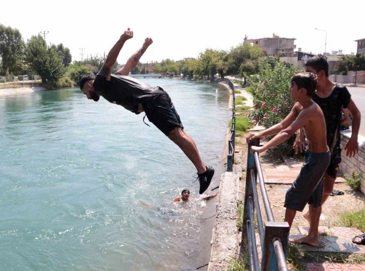 Ağabeylerinden izin alıp ölümüne serinliyorlar
