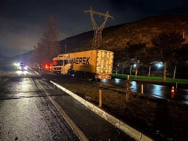 Ağaca çarpan tırın sürücüsü yaralandı