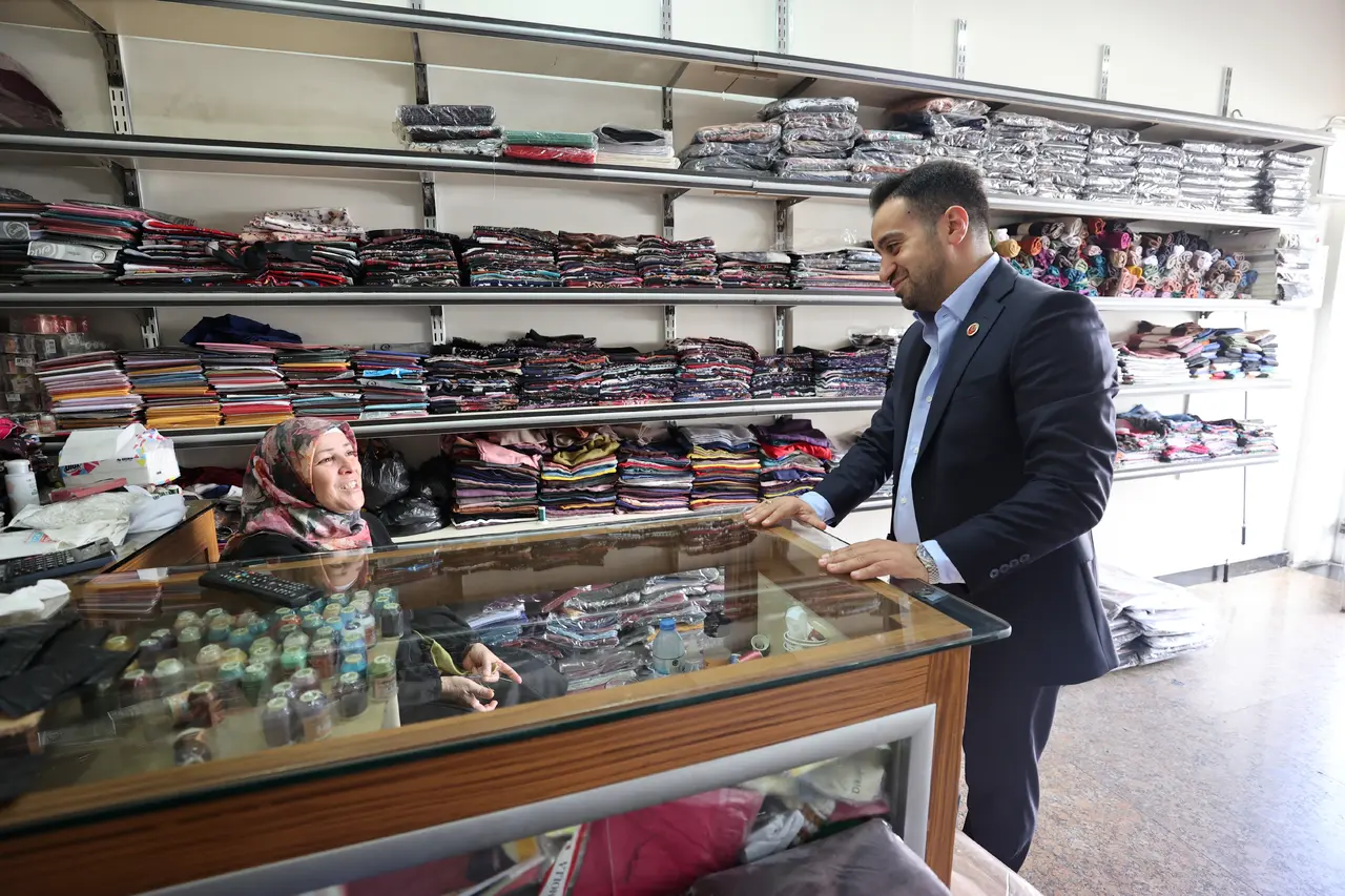 Ailesinin muhtarlık geleneğini sürdürüyor