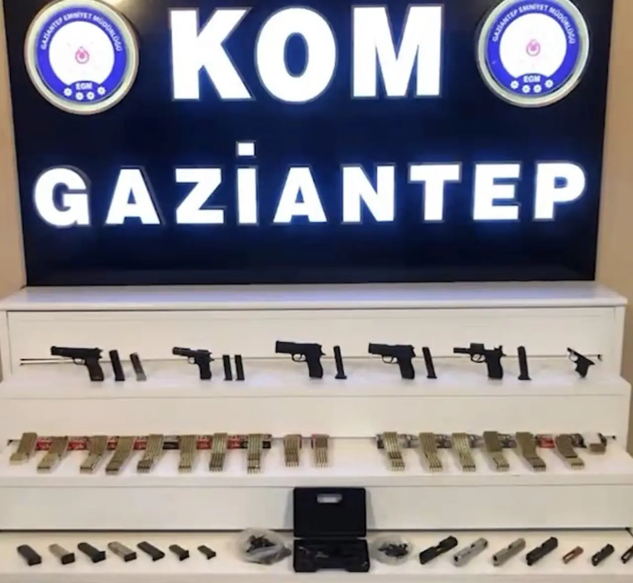 Gaziantep’te bir adreste cephanelik gibi arama: 4 ruhsatsız silah bulundu