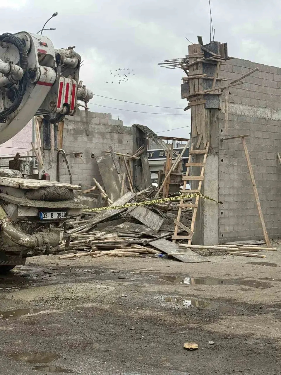 Nizip'te inşaatta kalıp çökmesi: Üç işçi yaralandı