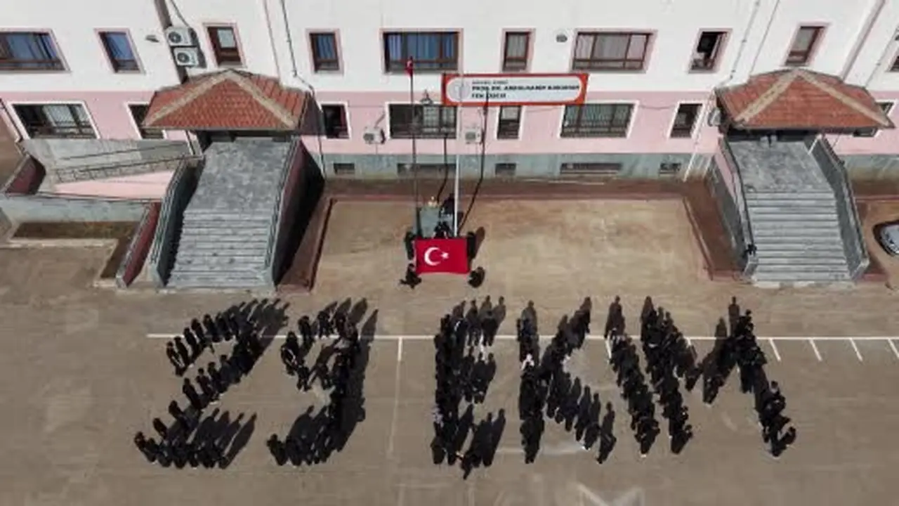 Siverekli öğrencilerden Cumhuriyet Bayramı’na 29 Ekim koreografisi