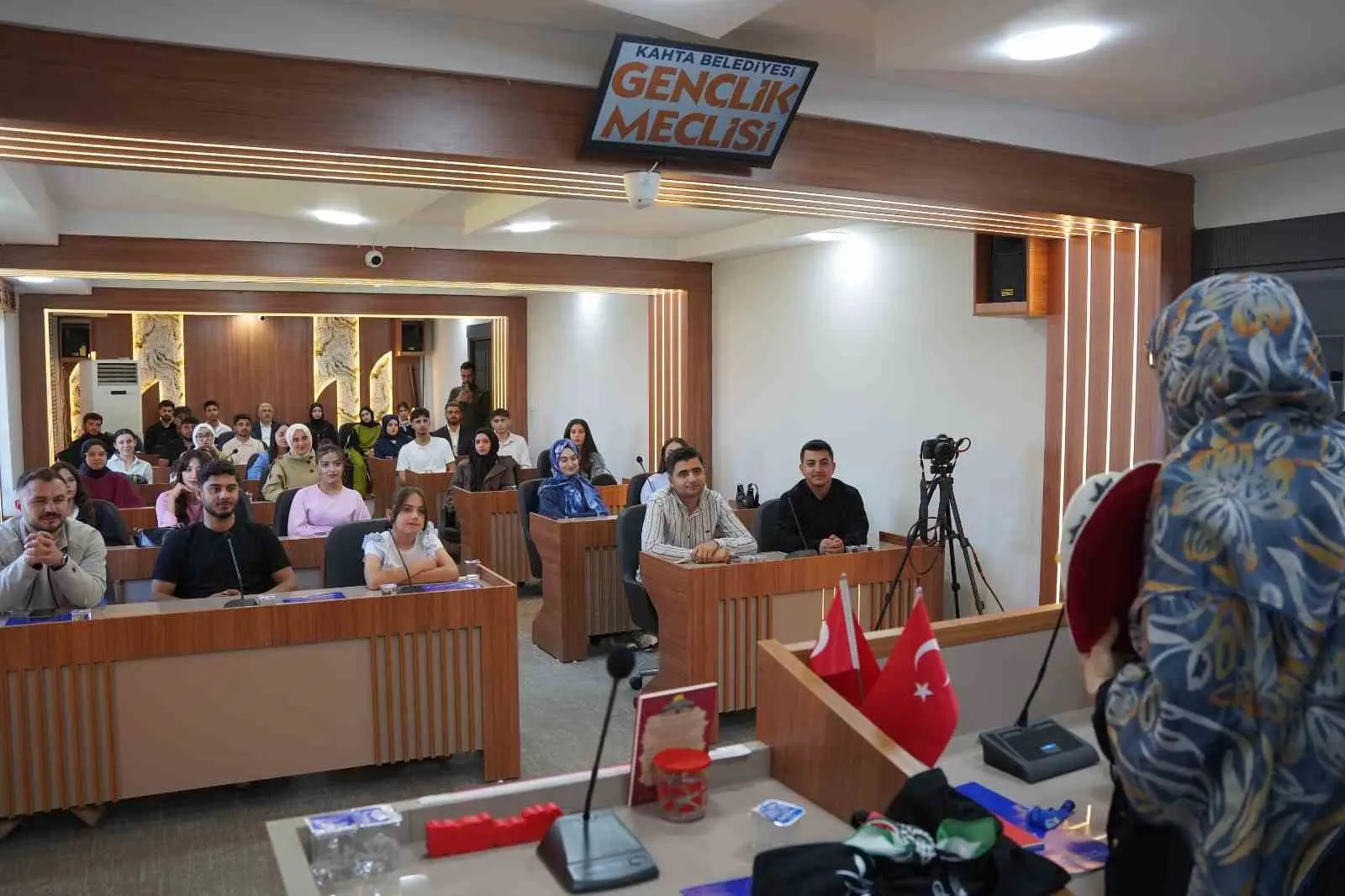 Kâhta’da gençler, Mine İzgi’nin deneyimlerini dinledi