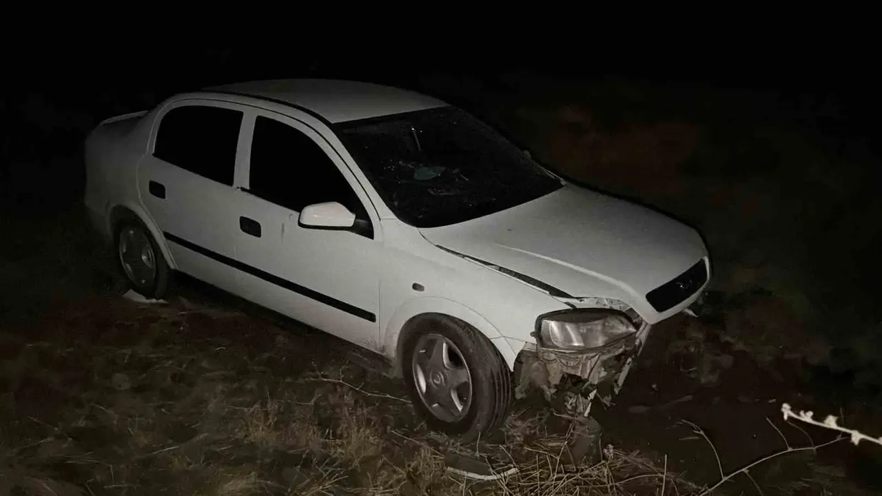 Siverek’te otomobil şarampole devrildi: 3 kişi yaralandı