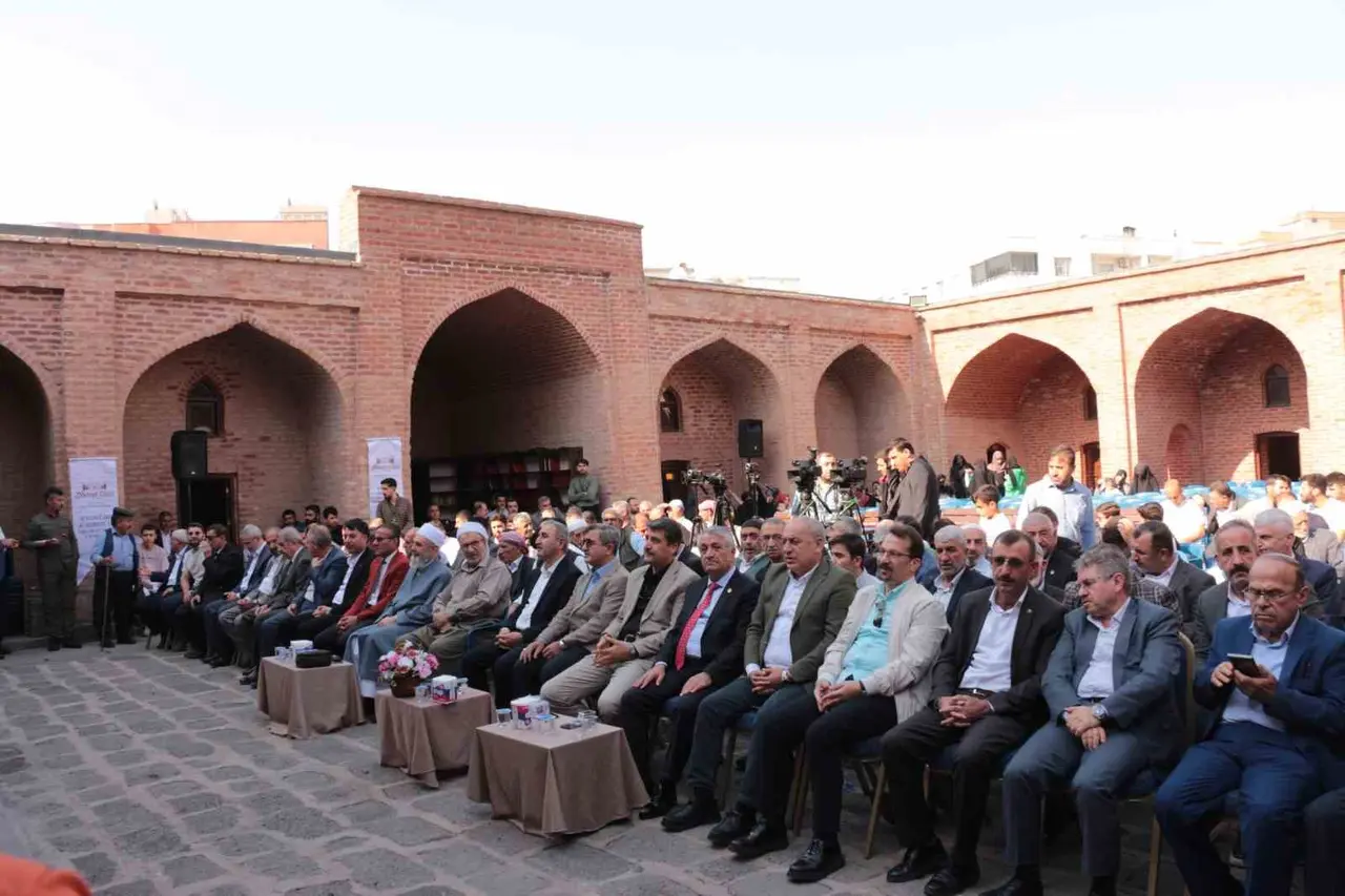 Cizre’de Melaye Ciziri’nin mirası Kırmızı Medrese’de konuşuldu
