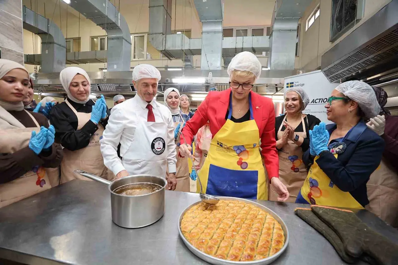 İsveç’in Ankara Büyükelçisi Funered, Gaziantep’te baklava ustalığını denedi