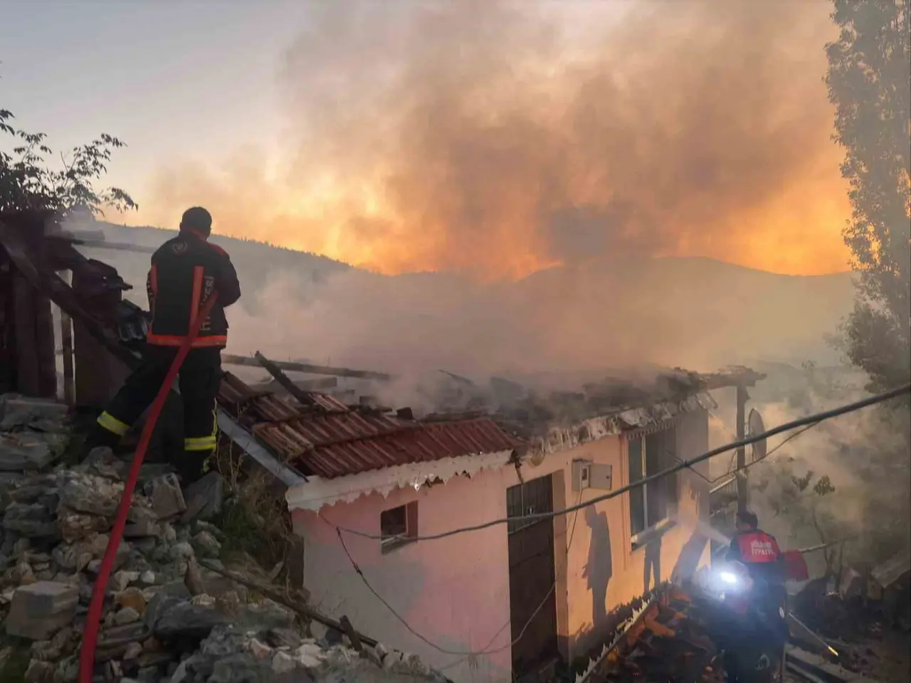 Adıyaman’da akrabasının evini ateşe verdiği öne sürülen kişi cezaevine gönderildi