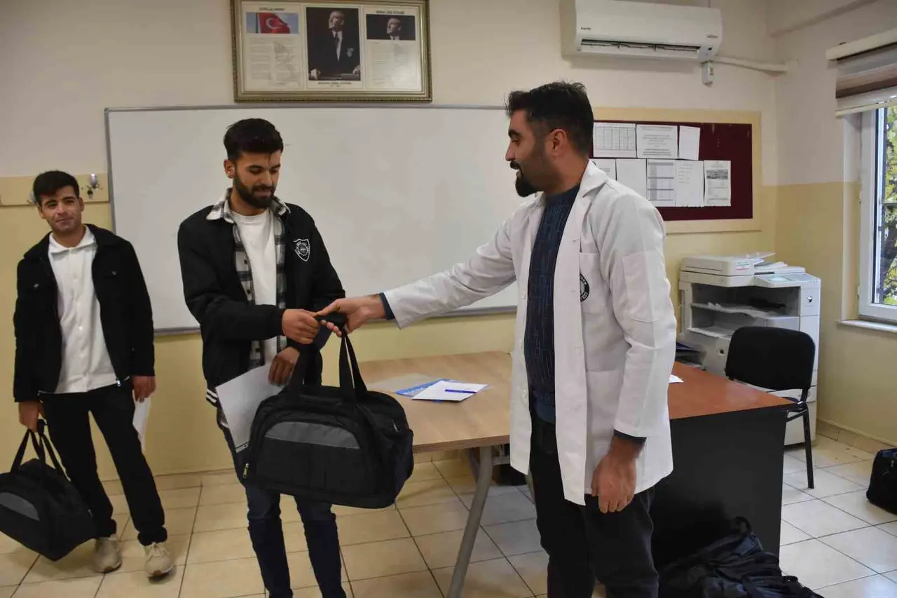 Şahinbey’de asker adaylarına destek: 101 bin çanta dağıtıldı