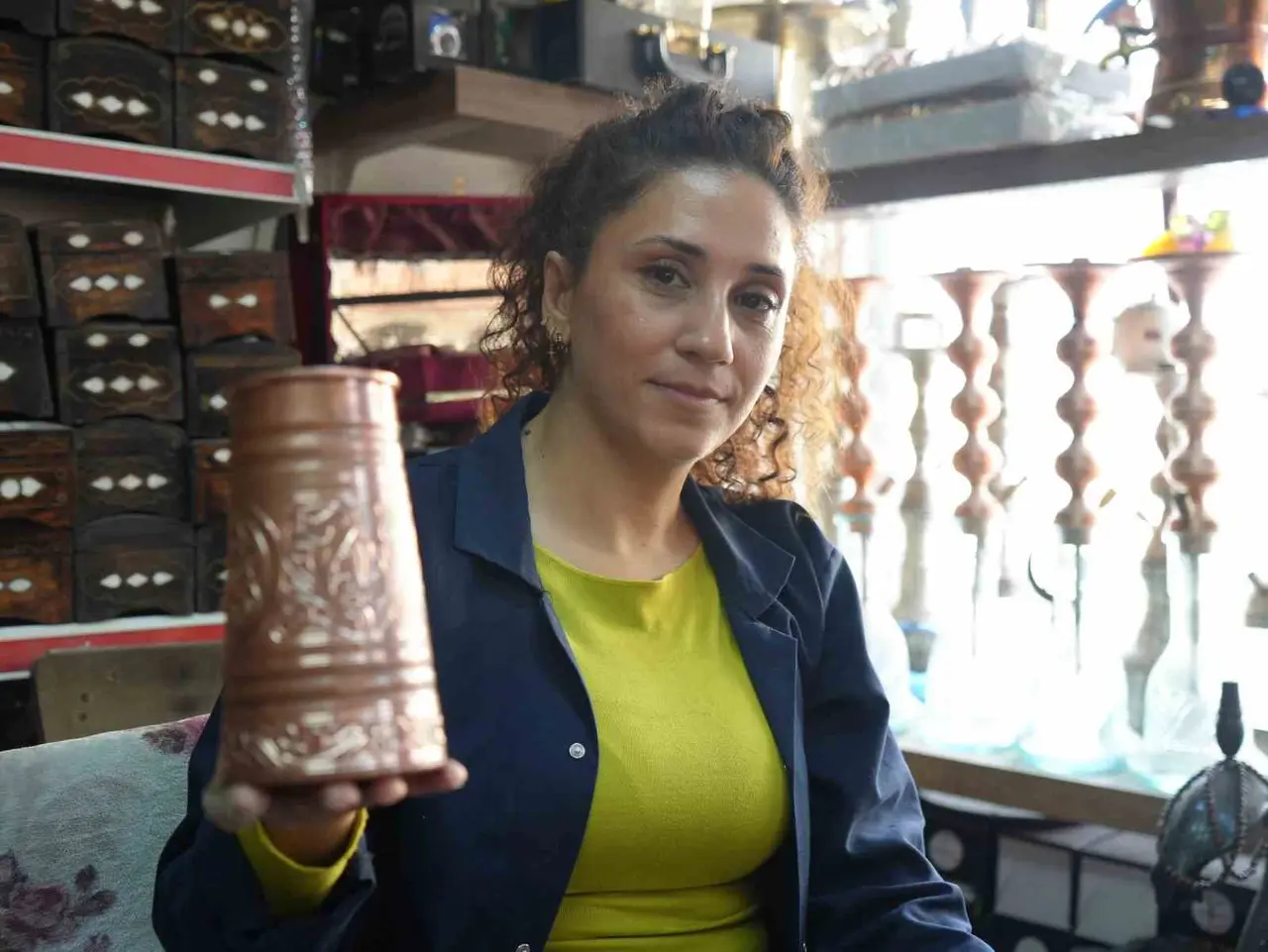 Kadın bakır ustası erkeklere taş çıkartıyor