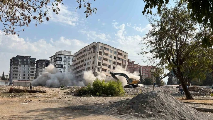 ’Ağır hasarlı’ bina uzun uğraşlara rağmen tam olarak yıkılmadı
