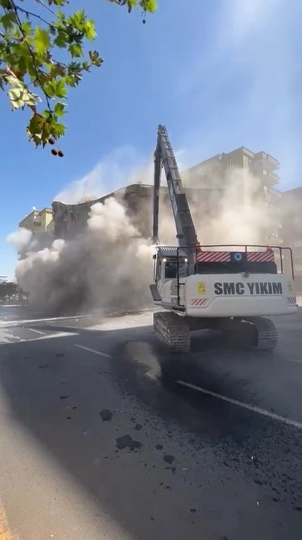 Ağır hasarlı bina yıkım esnasında tek dokunuşla yerle bir oldu
