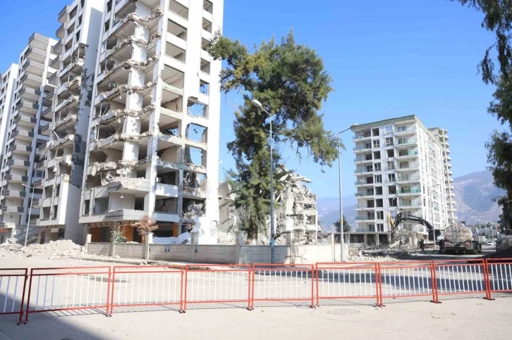 Ağır hasarlı binanın çökme riskinden dolayı yanındaki apartmanlar tahliye edildi
