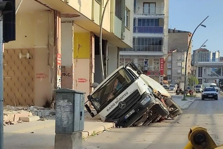 Ağır hasarlı binanın önündeki yol çöktü, araç içerisine düştü