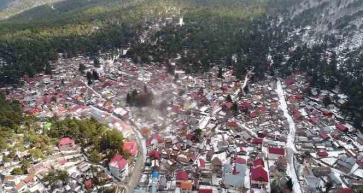 Ağır hasarlı cami minaresi kontrollü olarak yıkıldı