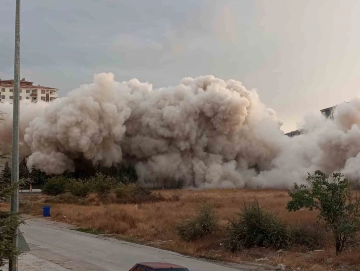 Ağır hasarlı iki blok 300 kilo patlayıcı kullanılarak yıkıldı
