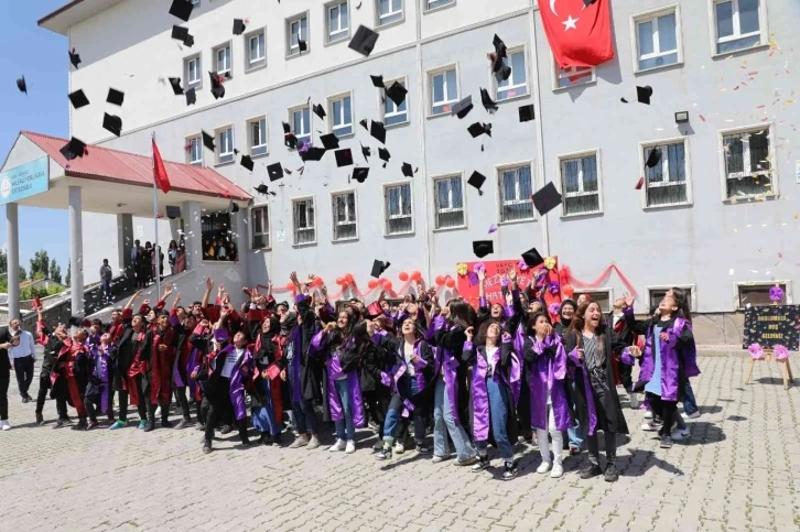 Ağrı’da öğrencilerin karne heyecanı
