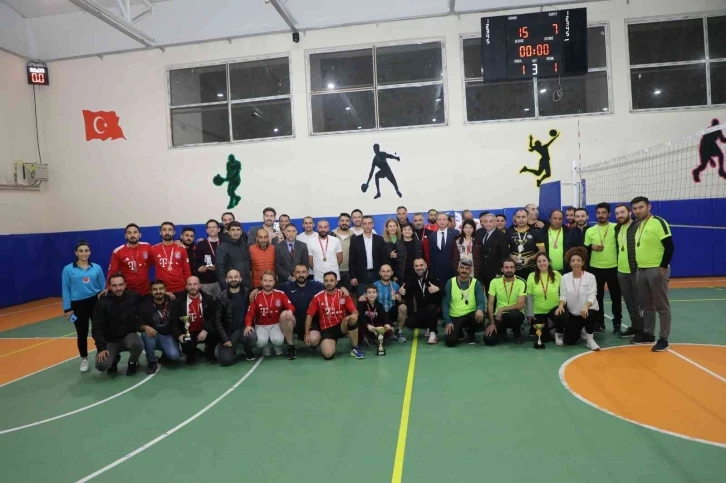 Ağrı’da öğretmenler arası voleybol, masa tenisi ve satranç turnuvaları tamamlandı
