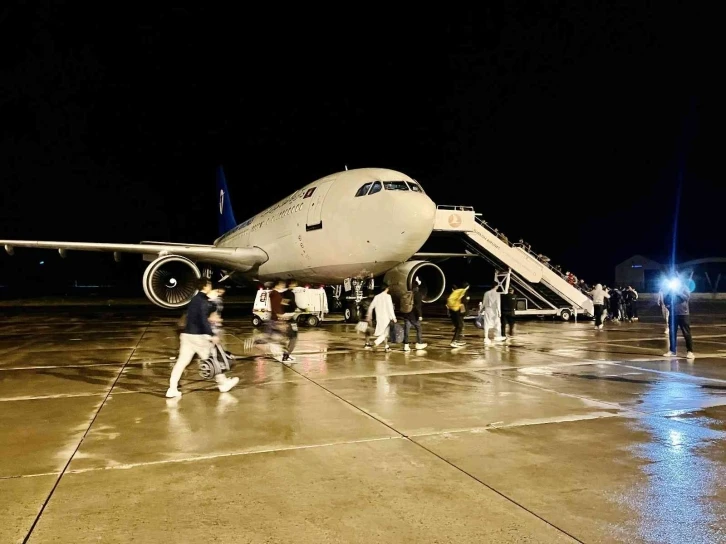 Ağrı’da sınır dışı edilen 227 Afgan göçmen uçakla ülkelerine gönderildi
