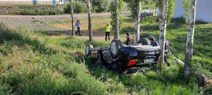 Ağrı’da virajı alamayan araç takla attı
