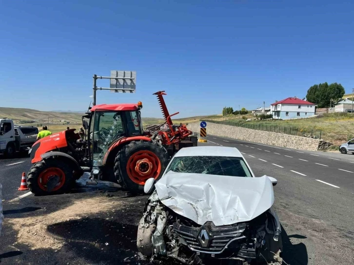 Ağrı’da yola atlayan traktör kazaya neden oldu
