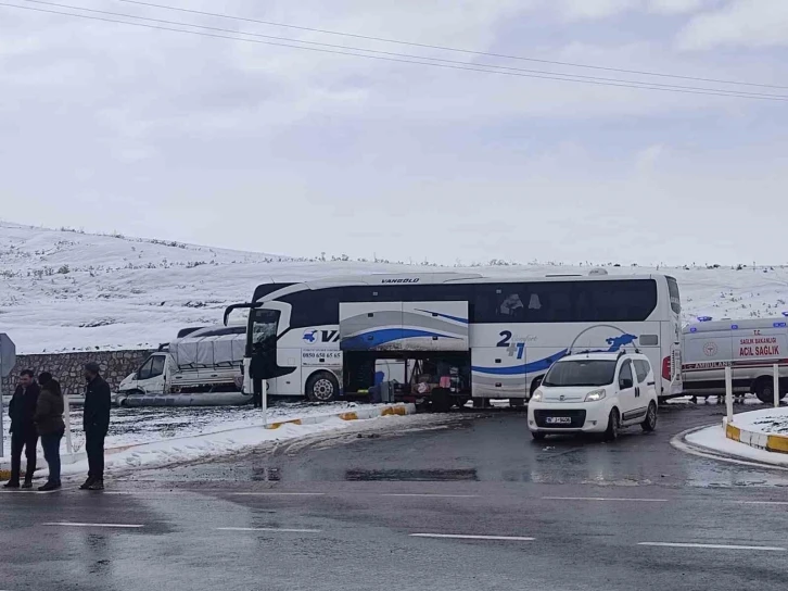 Ağrı’da yolcu otobüsü ile kamyonet çarpıştı: 11 yaralı
