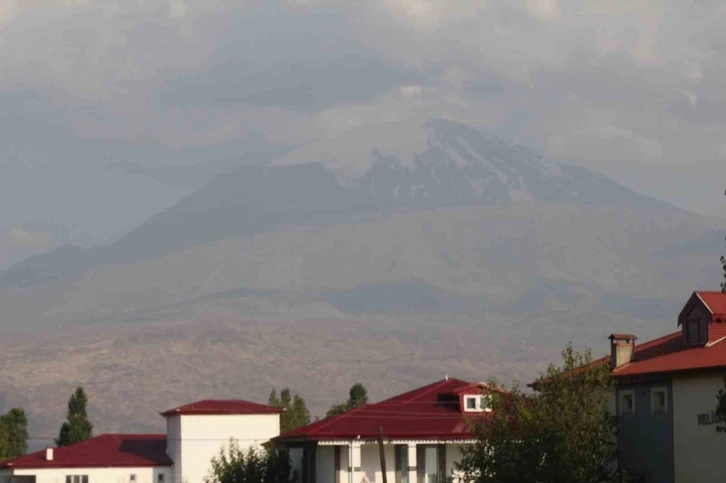 Ağrı Dağı sıcak hava nedeniyle erimeye devam ediyor
