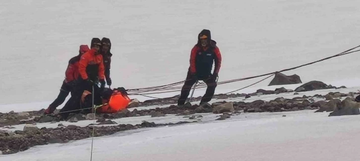 Ağrı dağında hayatını kaybeden 2 dağcının cesedi kamp alanına taşınıyor
