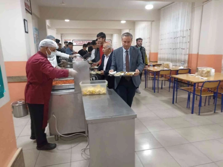 Ağrı Milli Eğitim Müdürü Kökrek, öğrencilerle yemek yedi
