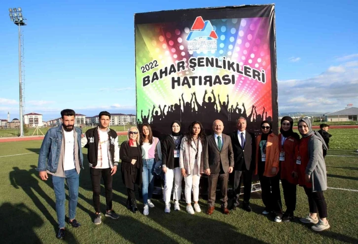 Ağrı Valisi Dr. Varol ile AİÇÜ Rektörü Prof. Dr. Karabulut öğrencilerle bir araya geldi
