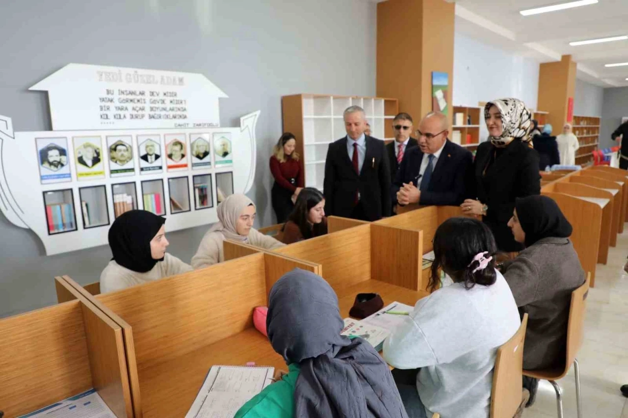 Ağrı Valisi Koç, üniversite sınavına hazırlanan öğrencilere destek oldu
