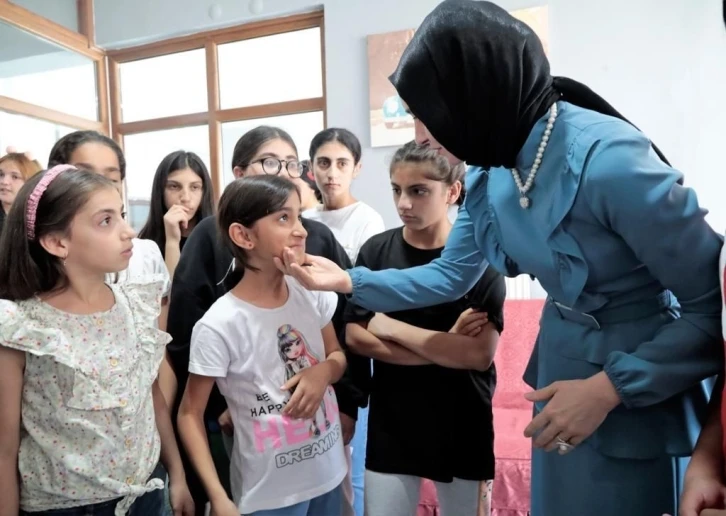 Ağrı Valisi’nin eşi, Çocukevleri Sitesi’nde çocuklarla buluştu
