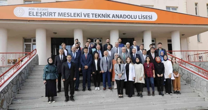 Ağrı Valisi Varol, Eleşkirt Mesleki ve Teknik Anadolu Lisesinde kurulan ekmek fırınını ziyaret etti
