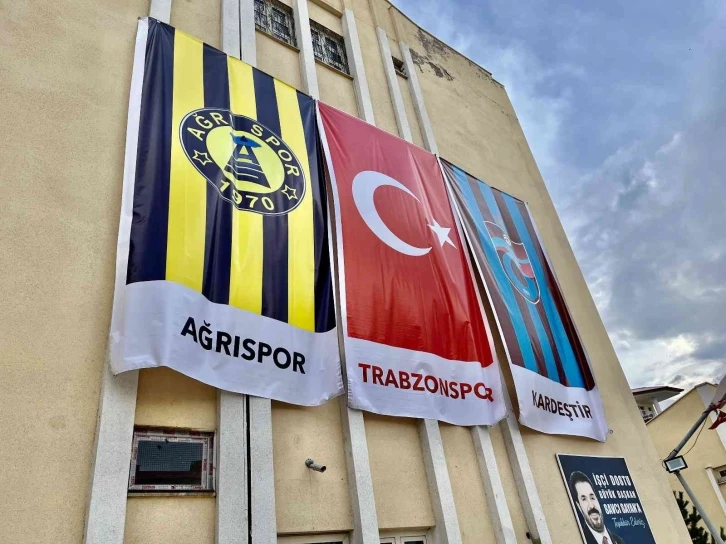 Ağrıspor ve Trabzonspor bayrağı Ağrı Belediyesinde dalgalandı
