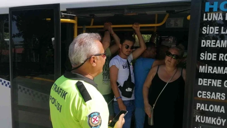 Ağzına kadar turist dolu minibüs polise yakalandı, araç 15 gün trafikten men edildi
