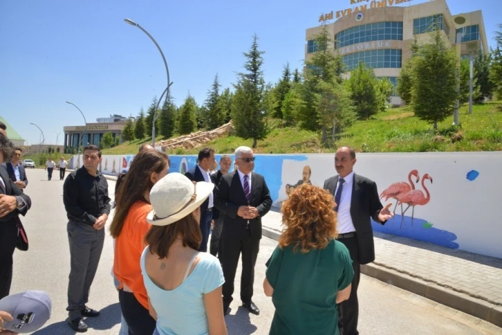 Ahi Evran Üniversitesi öğrencilerini şehrin özdeşleşmiş simgeleri ile karşılıyor
