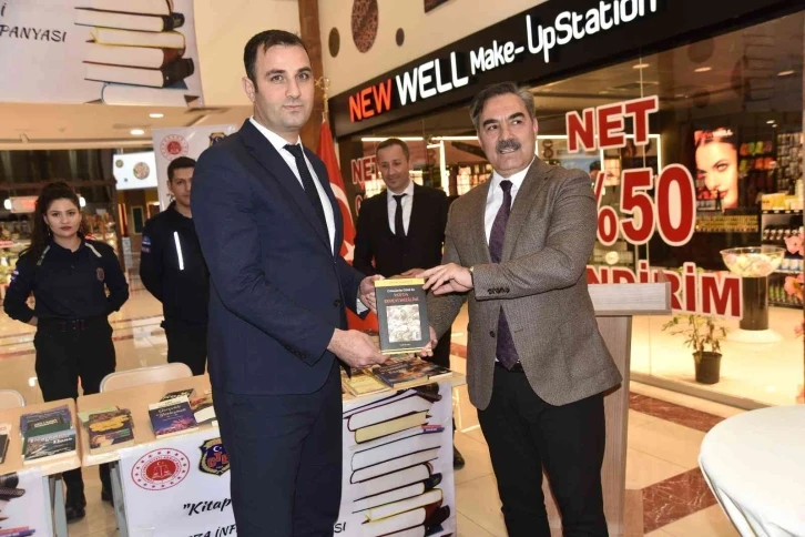 Ahlat T Tipi Kapalı ve Açık Ceza İnfaz Kurumu Müdürlüğü’nde "Kitap iyileştirir" kitap bağış kampanyası
